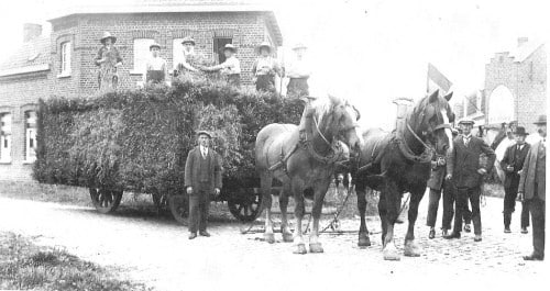 De praalwagen van de Zandvoordse boeren tijdens de bloemenstoet op 20 juli 1930 naar aanleiding van de honderdste verjaardag van de Belgische onafhankelijkheid (foto archief Jacques Fremaut, Kortrijk).