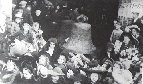 Ophanging van de teruggekeerde klokken op 12 november 1945 (foto archief De Zonnebeekse Heemvrienden).