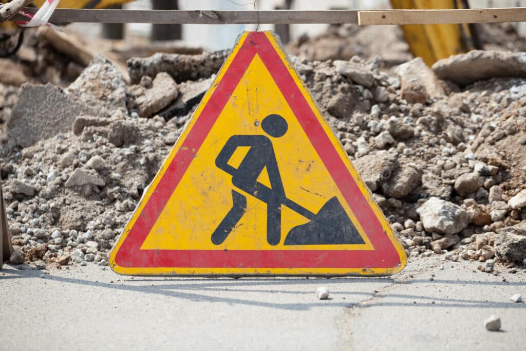 Gevarendriehoek die aangeeft dat er wegenwerken bezig zijn.