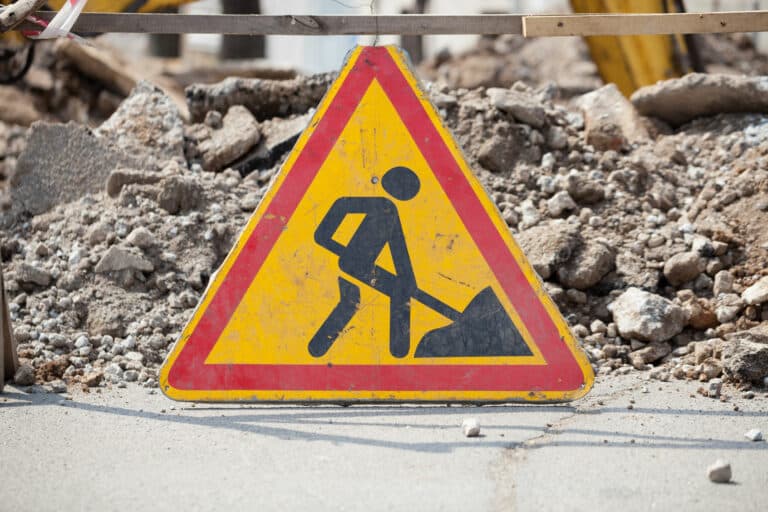 Gevarendriehoek die aangeeft dat er wegenwerken bezig zijn.