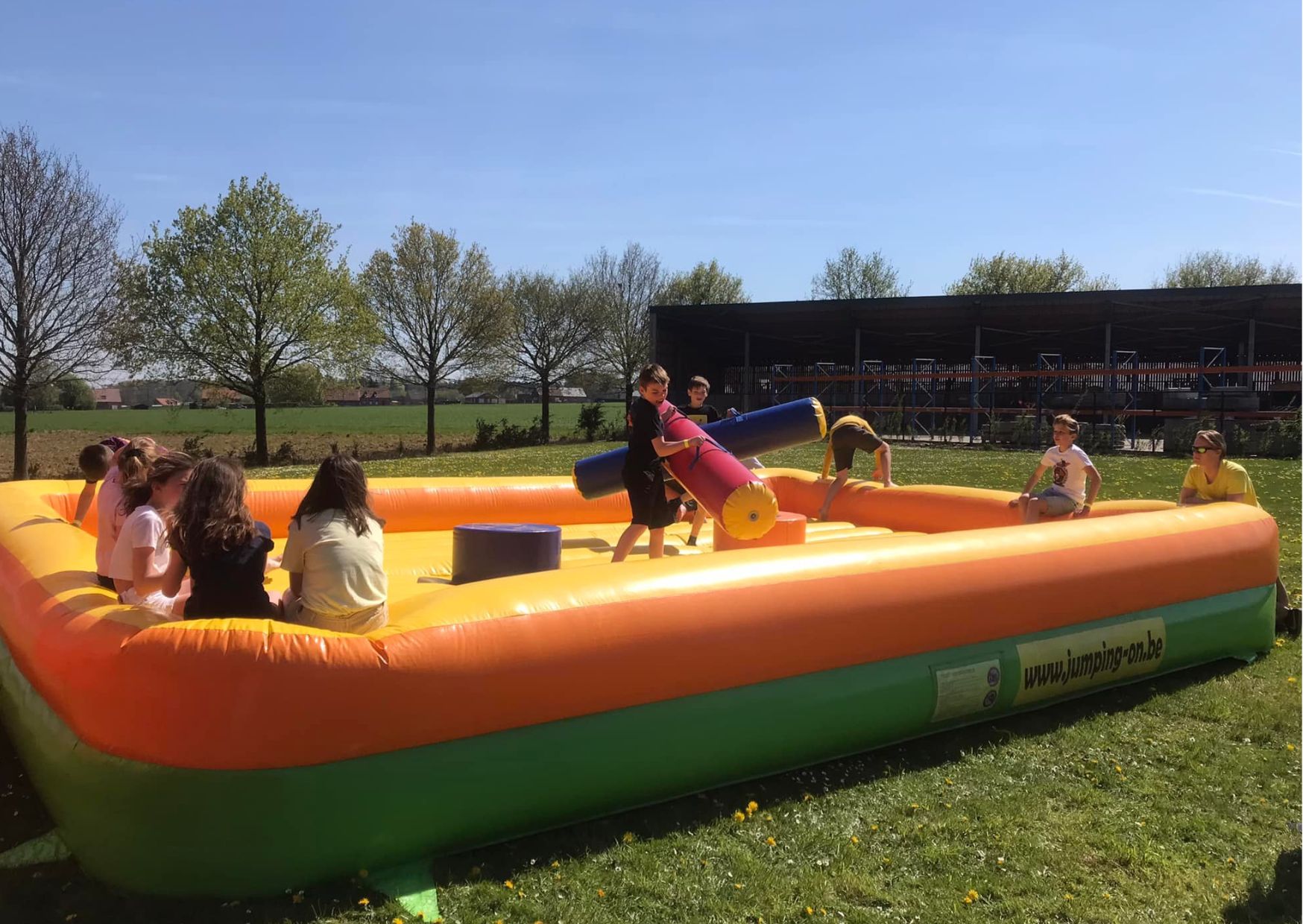 kinderen op een springkasteel