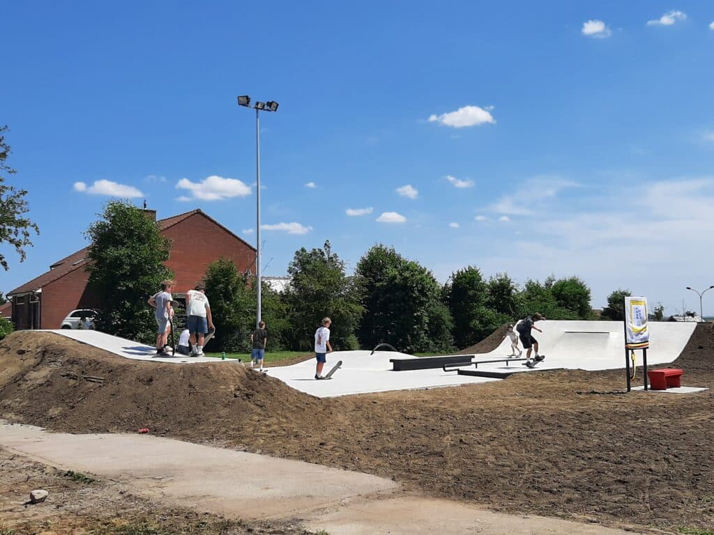Opening nieuw skatepark: skaters op de ramp.